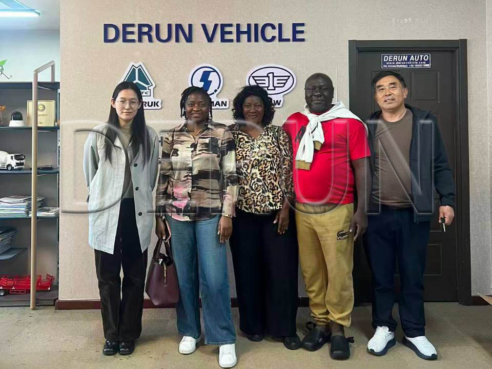 ဂါဘွန်မှ ဖောက်သည်များသည် Derun Auto သို့ လာရောက်ပြီး ထရပ်ကားငါးစီး ဝယ်ယူခဲ့သည်။