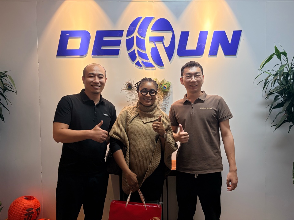Guinean ဖောက်သည်များသည် Derun သို့လာရောက်လည်ပတ်ပြီး Sinotruk Howo 6x4 ထွန်စက်ထရပ်ကားနှင့် နောက်တွဲများအတွက် စာချုပ်ချုပ်ဆိုခဲ့သည်။