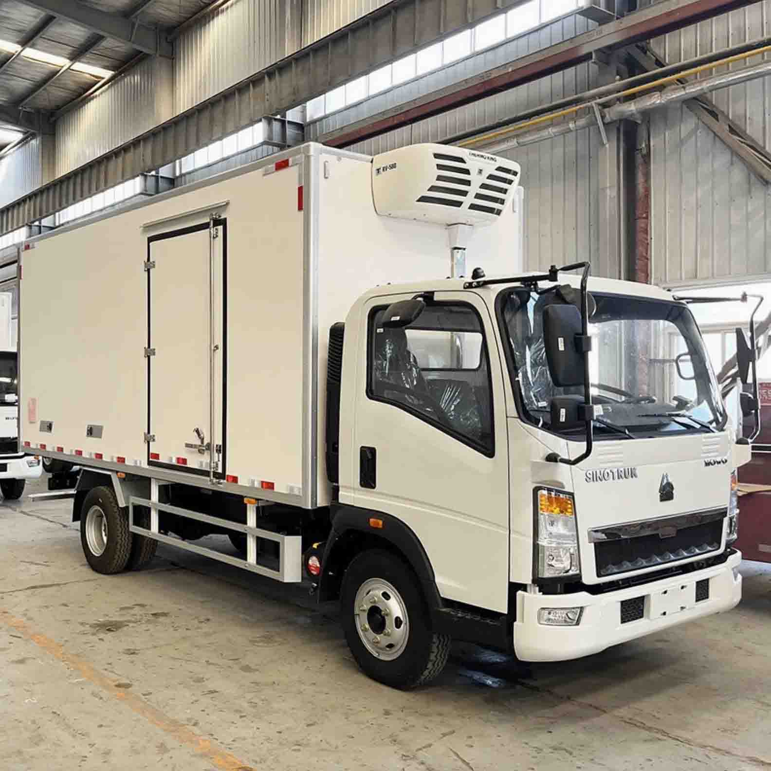 Sinotruk Howo 4x2 van truck